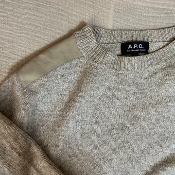 A.P.C. 니트 스웨터 어깨 가죽 패치