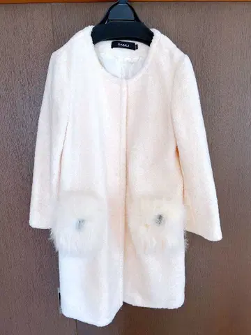 퍼 달린 크림색 보아 코트