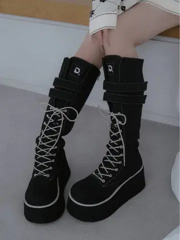 다리치 D 로고 볼륨 스티치 롱 부츠