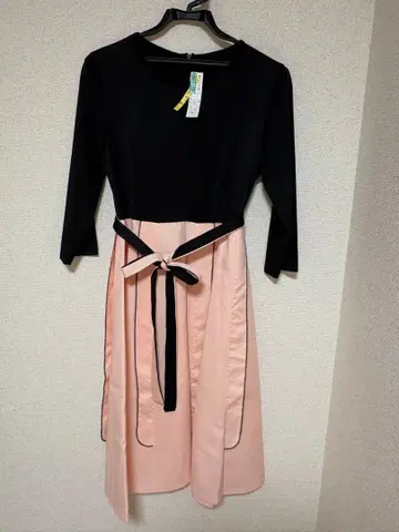 블랙과 핑크의 무릎 기장 원피스