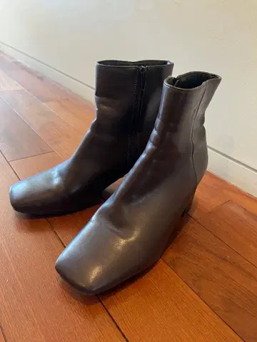 다크 브라운 가죽 부츠