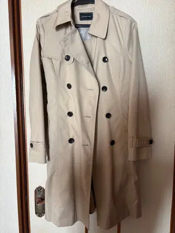 베이지 트렌치코트 더블 브레스트