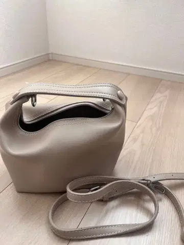 베이지 합성 피혁 핸드백