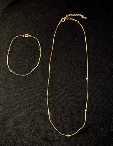 골드 목걸이와 팔찌 세트