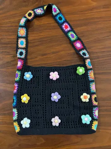 꽃 모티브 포함 블랙 토트백