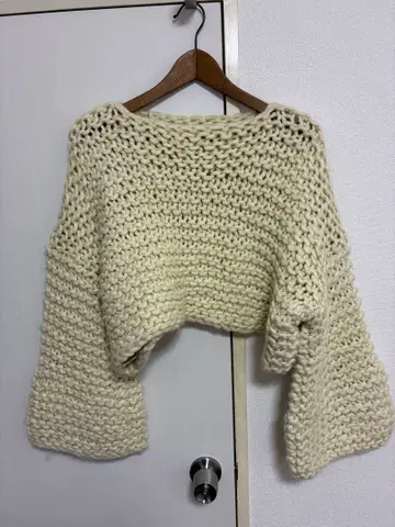 miies 아이보리 플레어 소매 니트