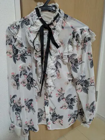 더블 스탠다드 클로징 플라워 무늬 프릴 달린 블라우스 긴팔