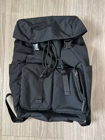 유니클로 멀티 포켓 백팩