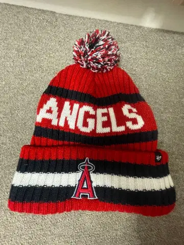 ANGELS 폼폼 포함 니트 모자