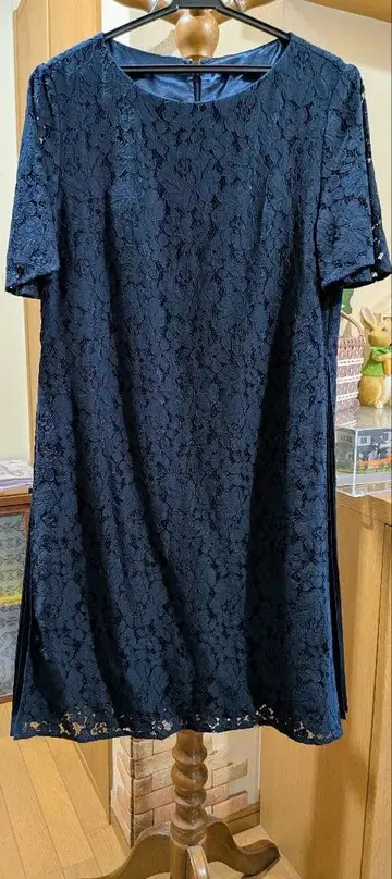 네이비 레이스 반팔 무릎 기장 원피스