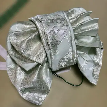 만들어진 오비 순수 실크 자수 패턴, 바탕색은 아주 옅은 민트 그린색