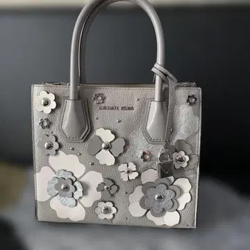 MICHAEL KORS 꽃 장식 그레이 핸드백