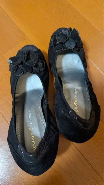 블랙 플라워 장식 발레 슈즈