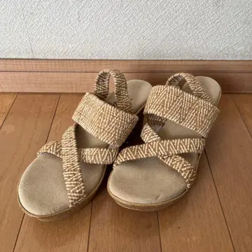 ISLAND Slipper 베이지 크로스 스트랩 샌들