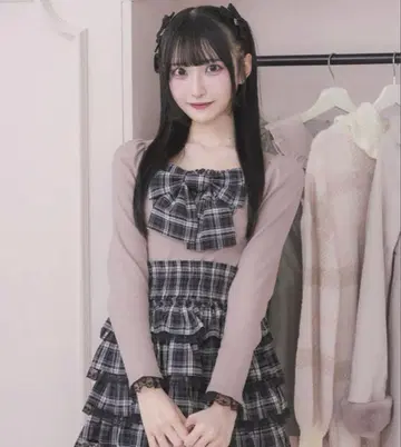 pium 체크 리본 티셔츠 & 셔링 티어드 체크 스커트