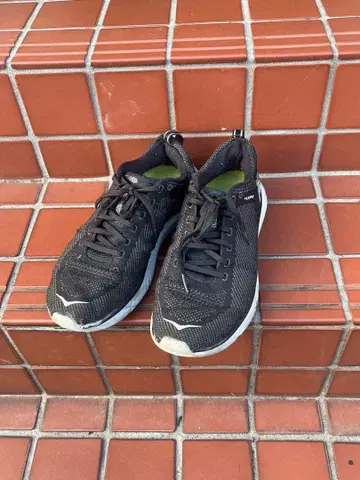 호카 남성용 블랙 러닝 스니커즈