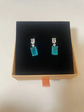 터콰이즈 색상의 댕글 귀걸이 새상품