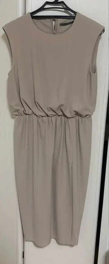 B 어빌리티 핑크 베이지 슬리브리스 원피스