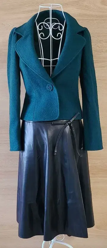 엠즈 그레이시 가죽풍 블랙 플레어 스커트