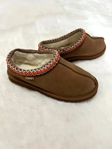 에뮤! 브라운 스웨이드 무스탕 슬립온