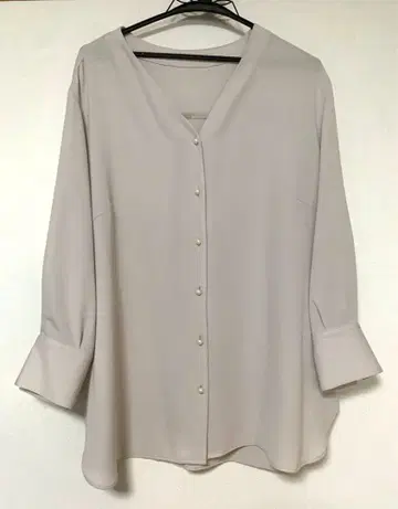 새상품급 23구 백 새틴 암젠 V넥 블라우스 48