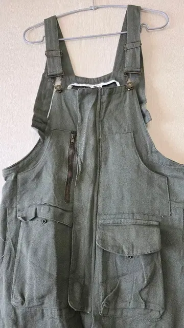 올리브 그린 오버롤