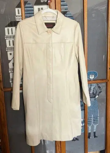 아름다운 아이보리 가죽 코트, 양쪽 사이드 포켓 있음