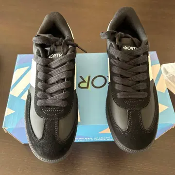 ORTR 블랙 화이트 스니커즈