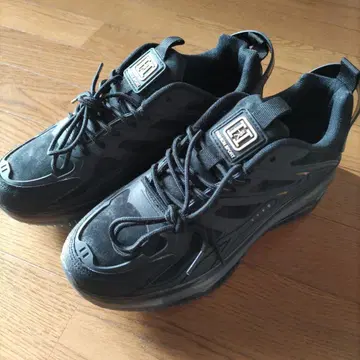 쿠션 밑창 블랙 스니커즈