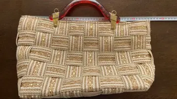 뜨개질 소재의 핸드백