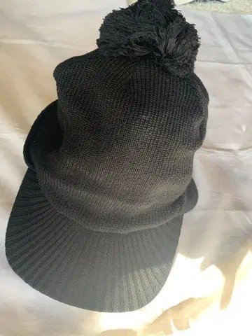 뉴발란스 블랙 니트 폼폼 포함 캡