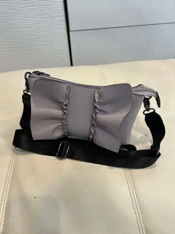 그레이 프릴 디자인 숄더백