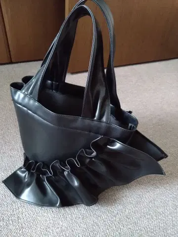 프릴 달린 블랙 토트백