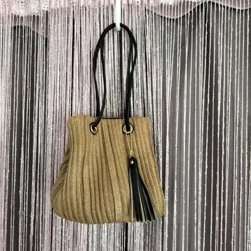 플리츠 디자인의 바스켓백