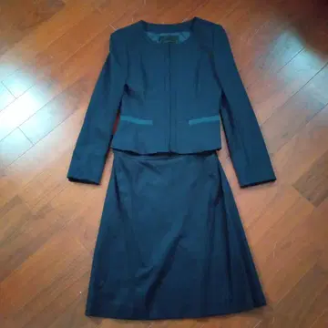 UNTITLED 네이비 스커트 수트 사이즈 2