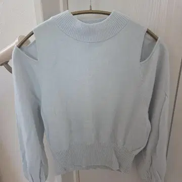 SNIDEL 라이트 블루 오프숄더 니트