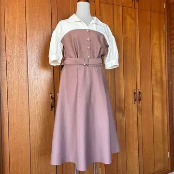 엑시즈팜 핑크와 화이트의 반팔 무릎 기장 원피스