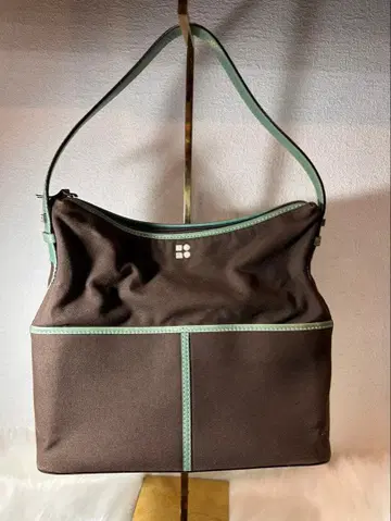 브라운과 민트 그린의 숄더백