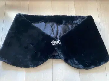 성인식 블랙 퍼 숄