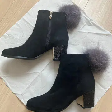 새상품 블랙 스웨이드 퍼 부츠