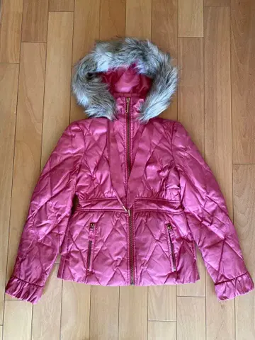 Juicy Couture 핑크 다운 자켓 뒷모습 프릴