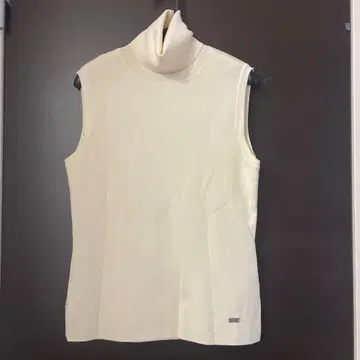 FOXEY 아이보리 터틀넥 슬리브리스