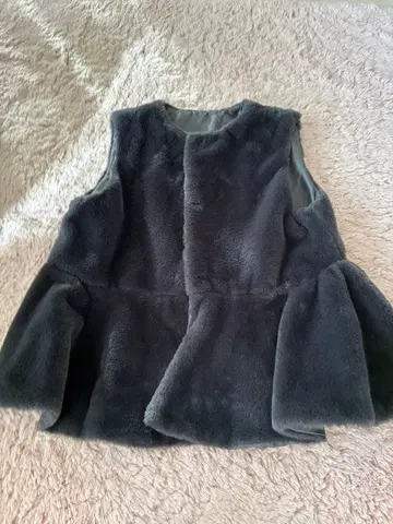 VERITE 그레이 인조 모피 베스트