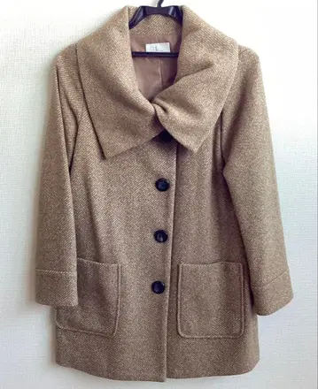 베이지색 큰 옷깃 울 코트