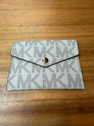 새상품급 MICHAEL KORS 여권 케이스 시그니처 아이보리