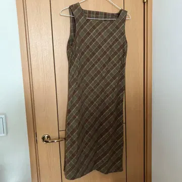 올리브 그린 체크 무늬 슬리브리스 원피스