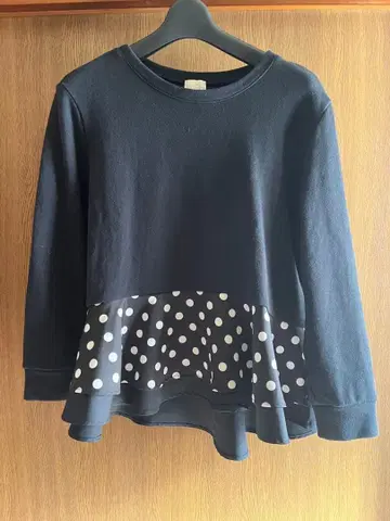 프릴 달린 도트 무늬 트레이닝복