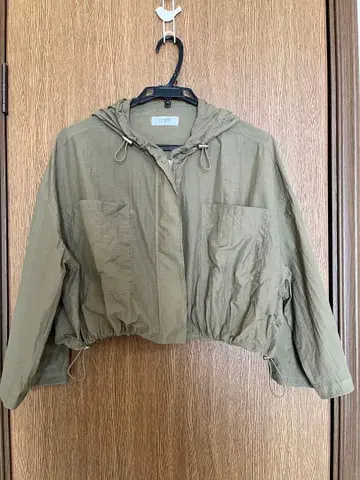 카키 후드 부착 크롭 자켓