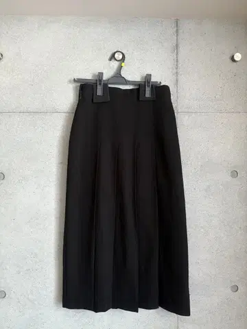 OAK + FORT 블랙 플리츠 스커트