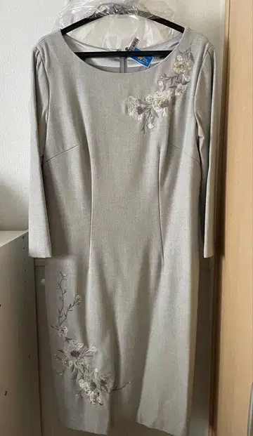 쿠 드 샹스 꽃무늬 자수 원피스